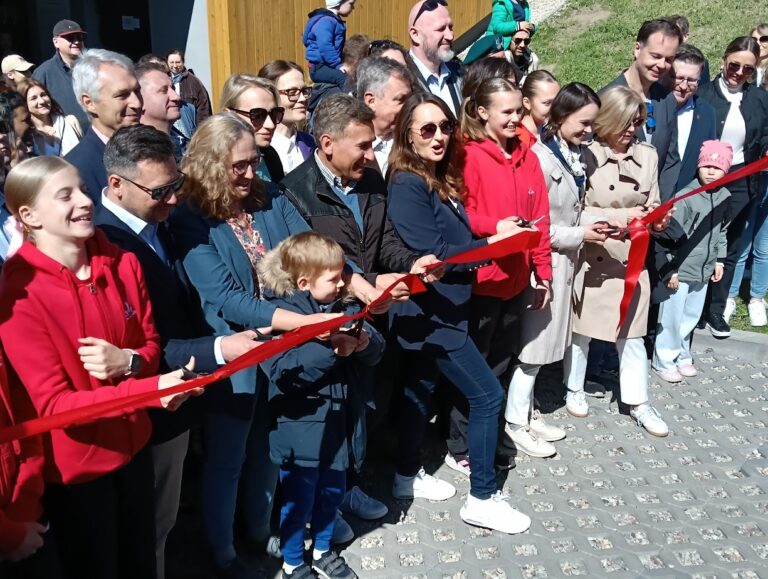 zdj 5 przeciecie wstegi , w środku Renata Kaznowska